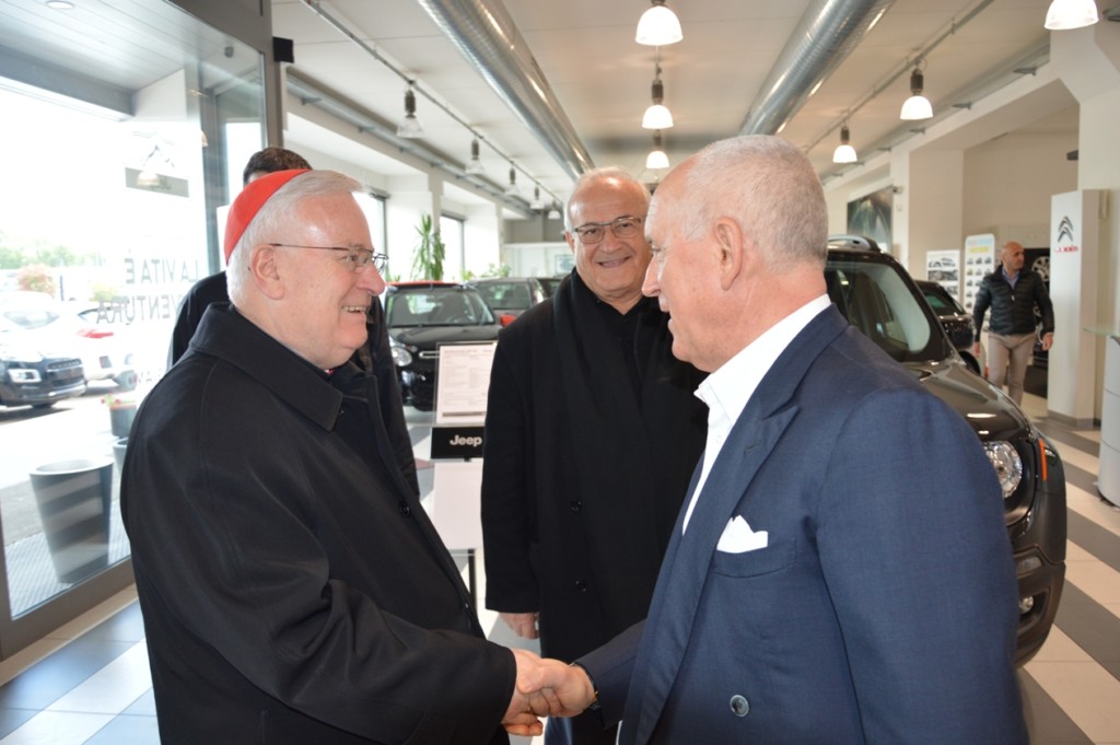 Saluto tra cardinale Bassetti ed Ettore Pedini