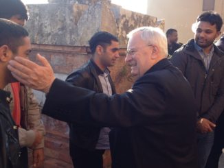 Cardinale Bassetti in visita ai 62 profughi accolti dalla Caritas