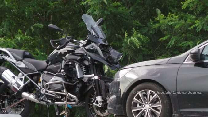 Auto in fiamme causa incidente su Centrale Umbra [FOTO E VIDEO]