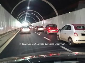 Camion in fiamme sulla Perugia-Bettolle e il traffico va subito in tilt