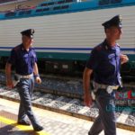 Polfer Foligno, si rifiuta di fornire generalità, ma cambia idea. Come in Lo chiamavano Trinità, con il "giusto sollecito, diventa loquace