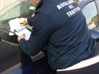Picchia ausiliario traffico e ne minaccia un altro per multa a Perugia