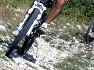 Ciclista cade da una mountain bike nei pressi di Colfiorito, trasferito in ospedale