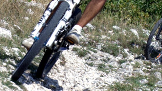 Ciclista cade da una mountain bike nei pressi di Colfiorito, trasferito in ospedale