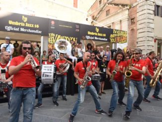 I Funk Off da Umbria Jazz in Ospedale, ma non stanno male eh, suonano