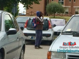 Parcheggio ospedale di Foligno: comandano abusivi africani