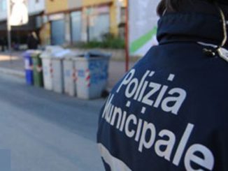 Braccio meccanico si ribalta in mezzo alla strada a Terni