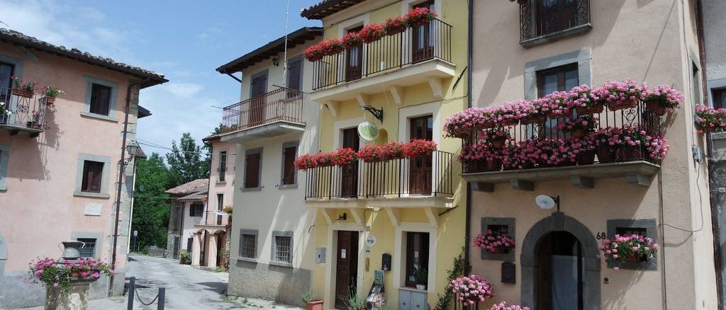 Retrosi, piccola frazione di Amatrice, case resistono al terremoto