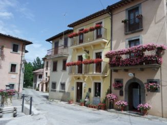 Retrosi, piccola frazione di Amatrice, case resistono al terremoto