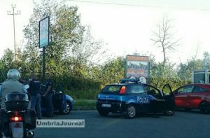 Attimi di panico a Perugia, donna aggredisce uomo con punteruolo