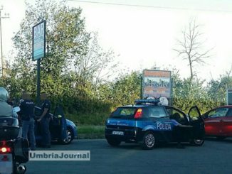 Attimi di panico a Perugia, donna aggredisce uomo con punteruolo