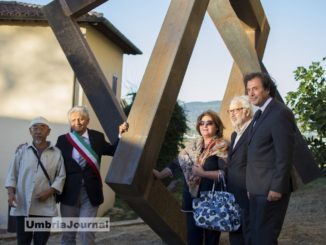 Nagasawa con la scultura Due mondi a Scultori a Brufa
