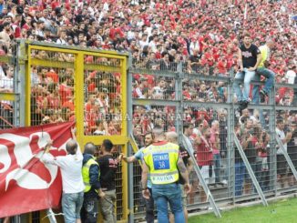 Malore sugli spalti, muore tifoso, Derby Perugia-Ternana finito all'85