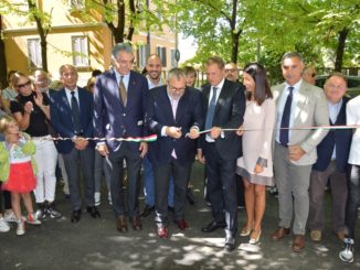 michele-fioroni-taglia-il-nastro-alla-sua-sx-attilio-solinas-a-dx-gianluca-tuteri-la-moglie-marco-vinicio-guasticchi-e-gianfranco-chiacchieroni