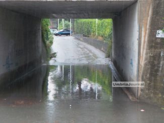Maltempo Foligno, Carabiniere salva donna bloccata con l'auto nel sottopasso
