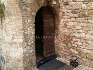 Candele accese provocano piccolo incendio in club privato di Perugia