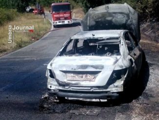 Incendio Mercedes sulla 205 Amerina, due squadre di Vigili del Fuoco sul posto