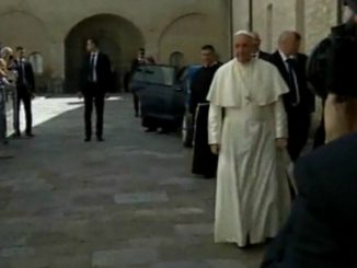 Ad Assisi il Papa pranza con i capi religiosi, ma anche con alcuni rifugiati