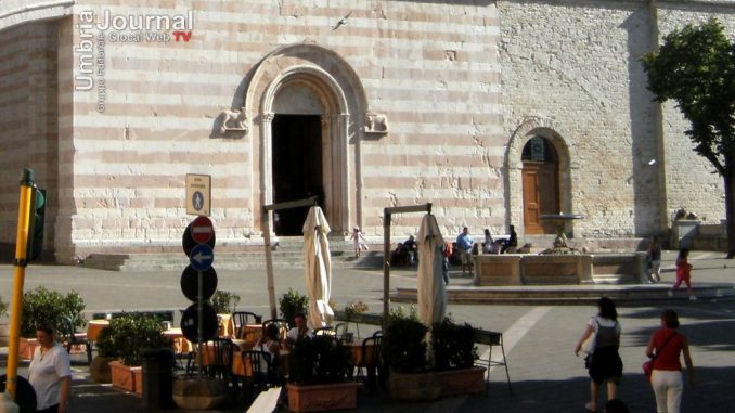 Furto con destrezza in una tabaccheria ad Assisi, indagano carabinieri