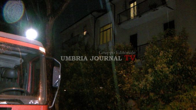 Fulmine colpisce palazzina a Bastia Umbra, pompieri sul posto [FOTO]