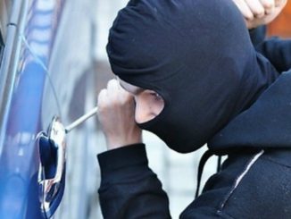 Ruba da un'auto in sosta, carabinieri libero dal servizio lo becca, denunciato