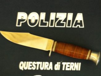Minaccia i clienti del locale con un coltello, attimi di paura in centro a Terni