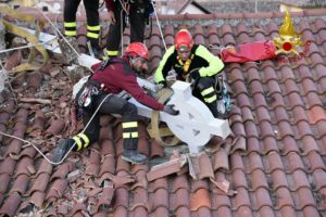 Vigili del Fuoco recuperano croce e guglie chiesa di San Benedetto a Norcia