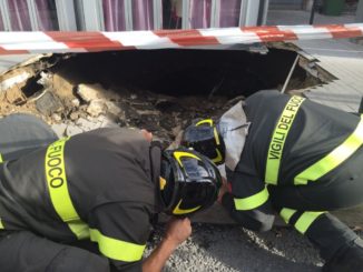 Voragine in piazza Valnerina a Terni, intervengono i Vigili del fuoco