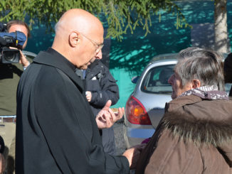 Il Cardinale Angelo Bagnasco tra i terremotati di Norcia e Preci