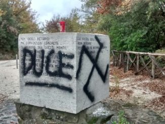 Cippo Partigiani Bettona, vergognosa aggressione, Ciotti, scritte fasciste