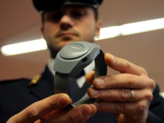 Perseguita ex moglie e i suoi parenti, agli arresti domiciliari con braccialetto elettronico