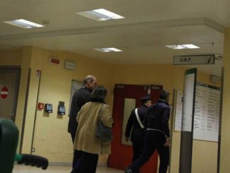 Voleva essere ricoverato ad ogni costo, cerca di aggredire medici e pazienti, ma..
