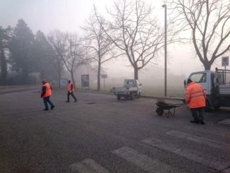 I rifugiati ad Assisi impiegati per piccoli lavori di manutenzione sulle strade