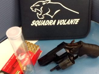 Terni, spara con un revolver e colpisce finestra bagno vicino, denunciato
