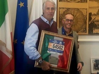 Leonardo Cenci regala a Giovanni Malagò il pettorale della maratona di New York