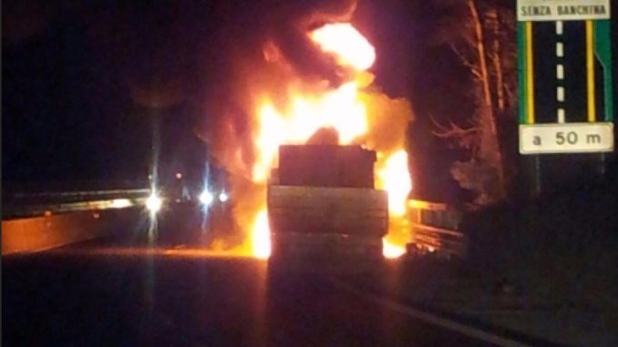 Attimi di panico tra Narni e Terni, cabina di un camion va a fuoco