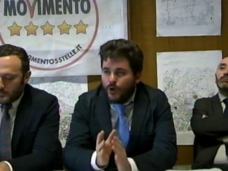 Rissa sfiorata a Terni durante la conferenza stampa dei pentastellati