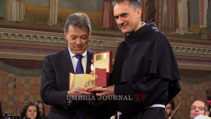 Lampada di San Francesco donata al Premio Nobel per la Pace Santos