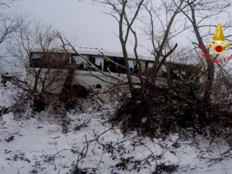 Autobus fuori strada a Sigillo, recuperato dai Vigili del fuoco, due feriti