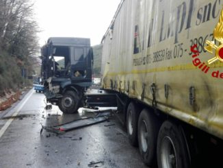 Tir fuori strada, Flaminia bloccata per ore, conducente in ospedale