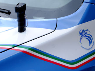 Con una mazza contro le auto, bloccato da Polizia con spray peperoncino