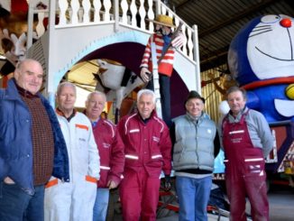 Sergio Saveri (2° da sx) con alcuni 'artigiani del Carnevale'