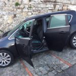Vandali in azione al centro storico di Todi, auto danneggiate