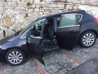 Vandali in azione al centro storico di Todi, auto danneggiate