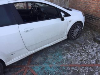 Ladri rubano all'interno delle auto, magro bottino, ma danni notevoli