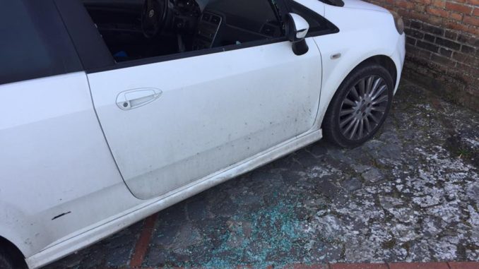 Ladri rubano all'interno delle auto, magro bottino, ma danni notevoli