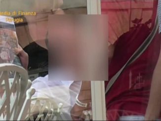 Comodamente seduto al bar invece di andare a lavorare, scoperto a Foligno il furbetto del cartellino