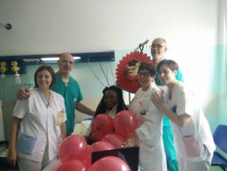 Si laurea discutendo la tesi, mentre è in gravidanza, dal letto dell'ospedale di Perugia