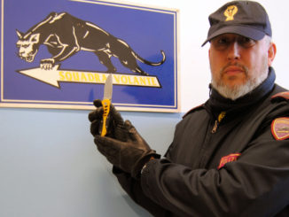 Perugia, aggredisce poliziotto con una bottiglia a poi col coltello, ma non gli è andata bene