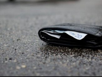 Trova portafoglio di anziano con 1800 euro e lo restituisce